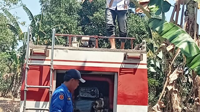 Kebakaran Lahan Tebu di Balangtanaya, Babinsa dan Damkar Takalar Bergerak Cepat Padamkan Api